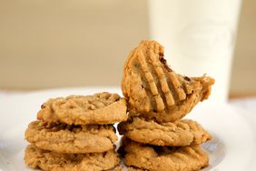 gluten-free-peanut-butter-cookies-ellb1036.jpg