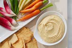 hummus with vegetables and pita chips