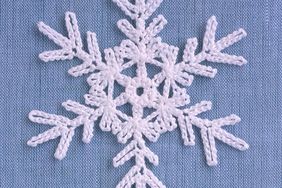 la99676_1202_crocheted-snowflakes4_vert